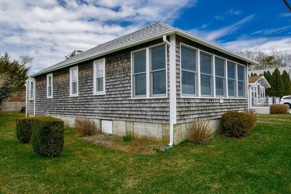 43 Angelica Ave, Mattapoisett, MA 02739