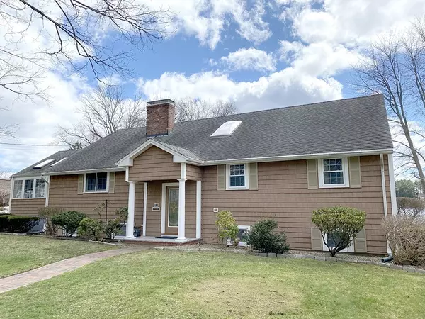 108 Locksley Rd, Lynnfield, MA 01940