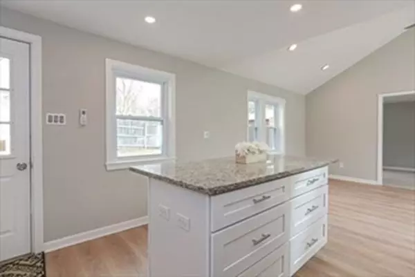 Upton, MA 01568,30 Pleasant St