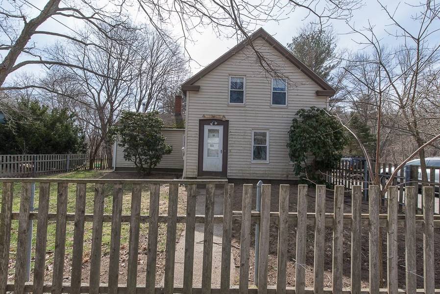 18 Pleasant St, Upton, MA 01568