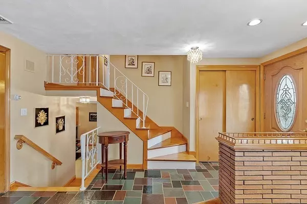 Saugus, MA 01906,18 Biscayne Ave