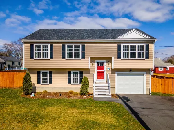 33 Woodbine St, Taunton, MA 02780