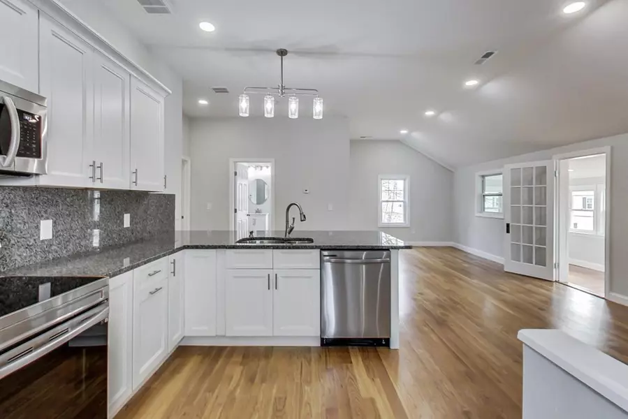 4 Lakeview Ter #2, Woburn, MA 01801