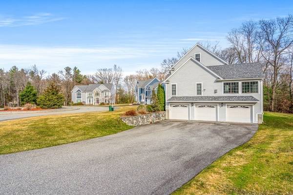 Dracut, MA 01826,7 Boxwood Cir