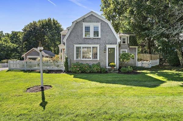 Duxbury, MA 02332,266 Elm St