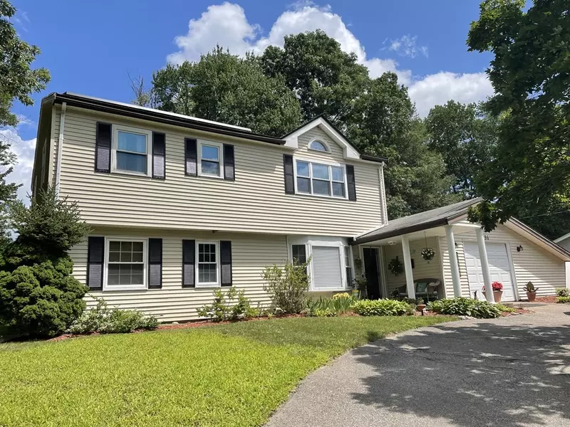 136 Ardsley Cir, Brockton, MA 02302