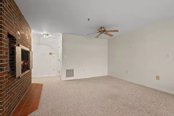 Wenham, MA 01984,103 Old Country Road #103