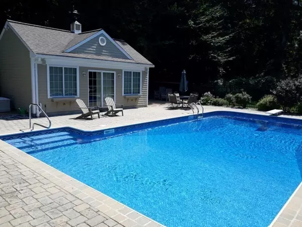 Swansea, MA 02777,370 Dillon Ln
