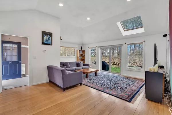 Stow, MA 01775,10 Center Pl