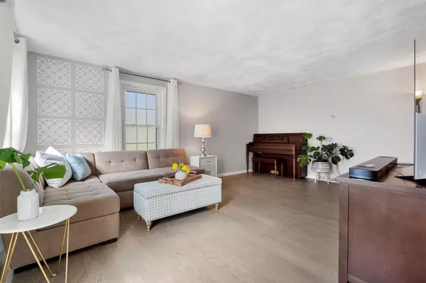 Dunstable, MA 01827,42 Highland St