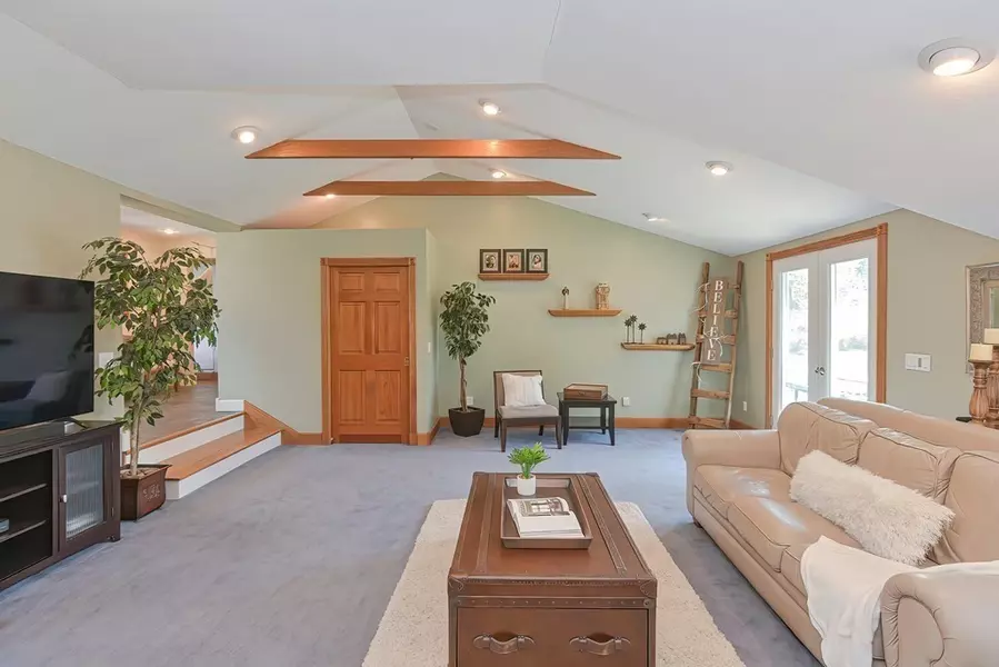 11 Morse Pl, Foxboro, MA 02035