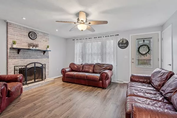 Townsend, MA 01469,12 Hickory Dr