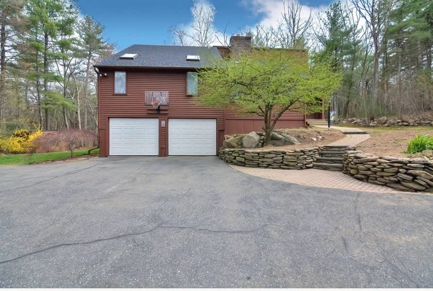 70 Hartford Ave S, Upton, MA 01568