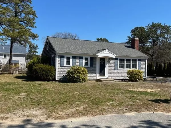 8 Greeneedle Ln, Dennis, MA 02639