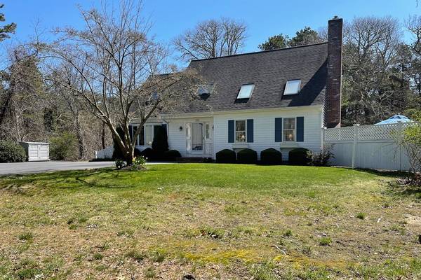 215 Lothrop Ave, Harwich, MA 02645