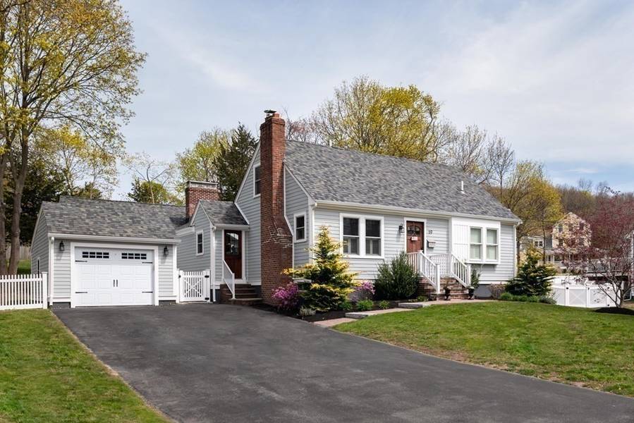 19 Planters Field Ln, Hingham, MA 02043