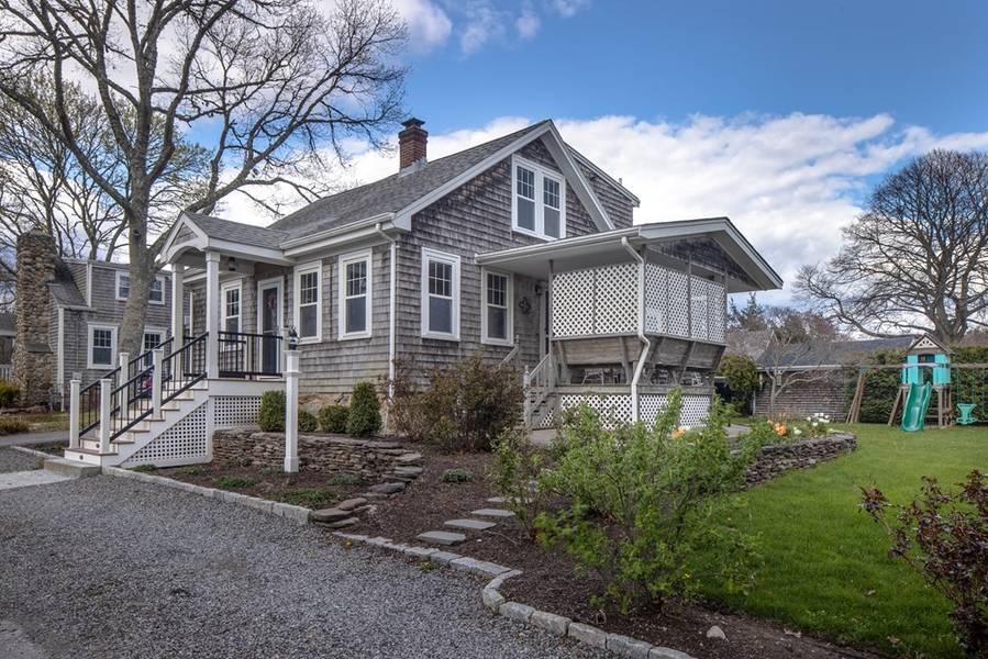 14 Oakland St, Mattapoisett, MA 02739