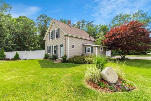 585 County Road, Rochester, MA 02770