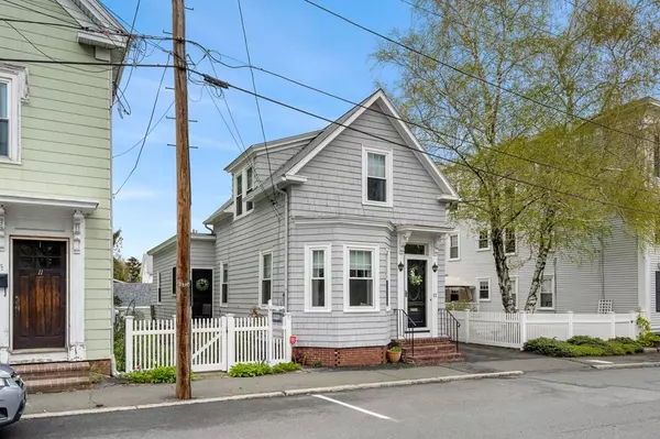 13 Glendale St, Salem, MA 01970