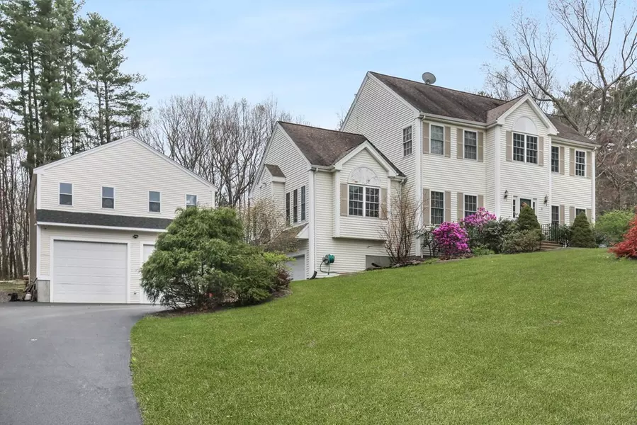 90 Elmshade Dr, Uxbridge, MA 01569