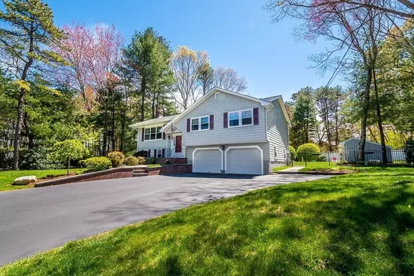 Walpole, MA 02032,4 Squire Court