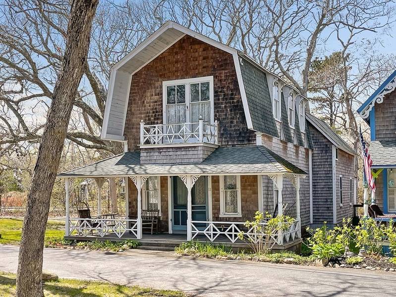 11 West Clinton Avenue, Oak Bluffs, MA 02557