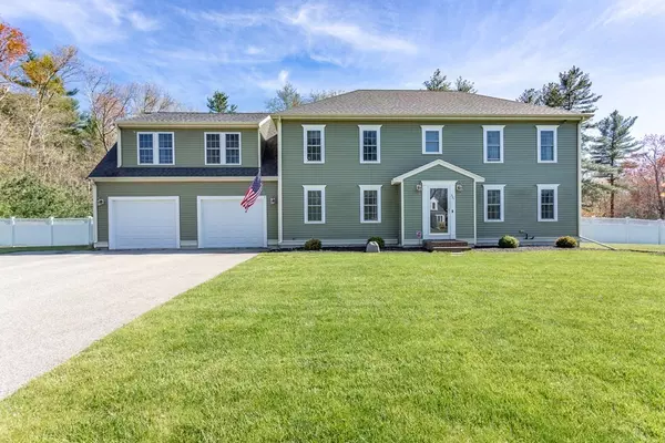 225 Carriage Hill Dr, Raynham, MA 02767