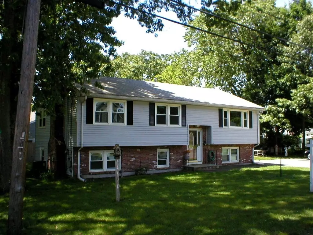 Woburn, MA 01801,17 Grape St
