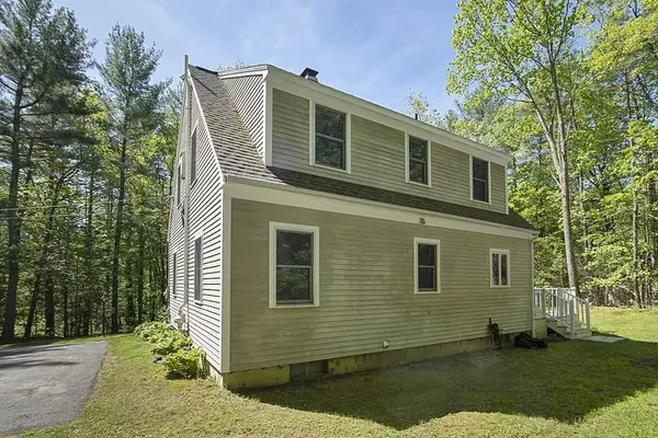 Hubbardston, MA 01452,7 Iroquois Ave