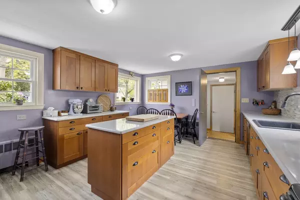 Marblehead, MA 01945,90 Village St