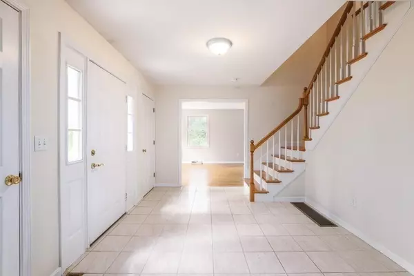 Southborough, MA 01772,16 Fisher Rd