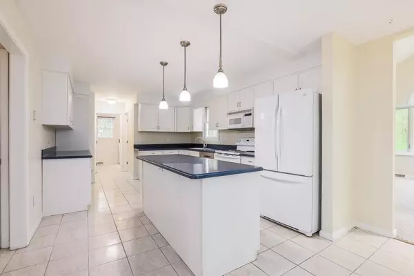 Southborough, MA 01772,16 Fisher Rd