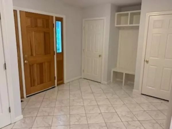 Upton, MA 01568,43 Walnut St