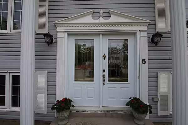 Saugus, MA 01906,5 Laura Lee Circle
