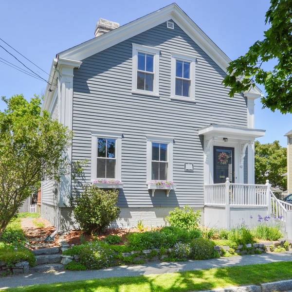 42 Church St, Fairhaven, MA 02719