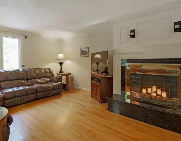 Upton, MA 01568,59 Forest St