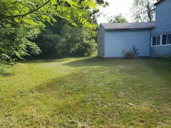 Huntington, MA 01050,4 Pine St