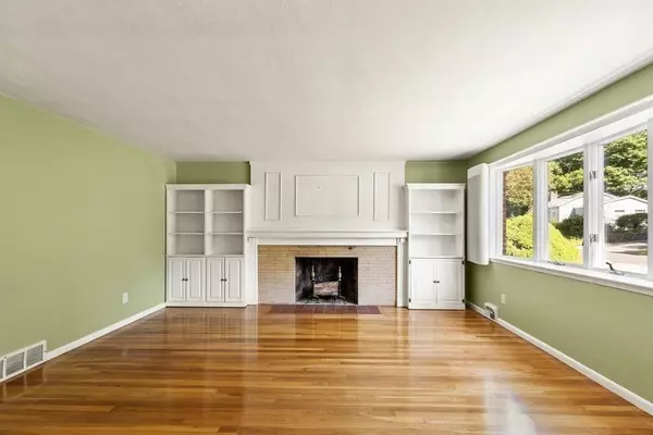 Hamilton, MA 01982,55 Forest St