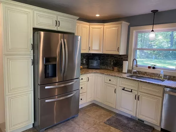 Rochester, MA 02770,6 Taber Lane