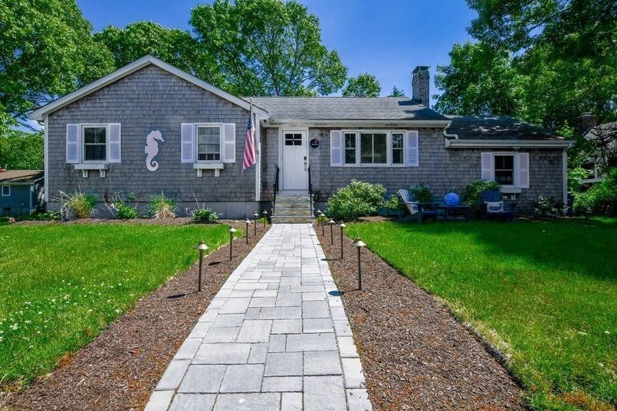 8 Highland View Ave, Mattapoisett, MA 02739