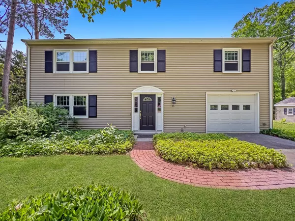 15 Colonial Rd, Medway, MA 02053