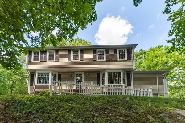 4 Lakewood Dr, Medfield, MA 02052