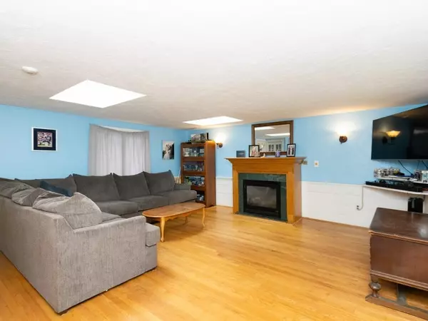 Walpole, MA 02081,28 Macdonald Cir