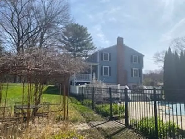 Hamilton, MA 01982,11 Donald Rd