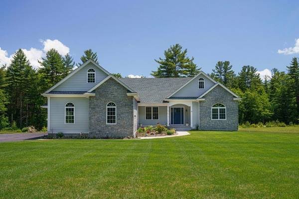 58 Chestnut St, Upton, MA 01568