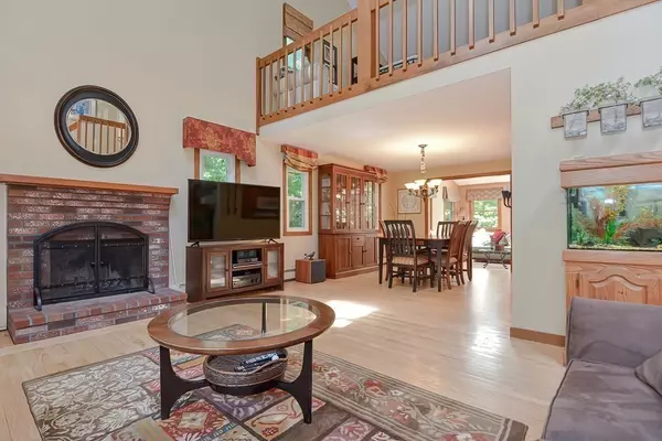 9 Maple Tree Ln, Franklin, MA 02038