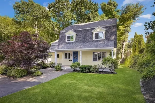 37 Greenwood Rd, Lynnfield, MA 01940