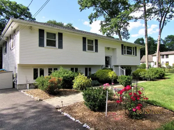 3 Brookside Rd, Mansfield, MA 02048