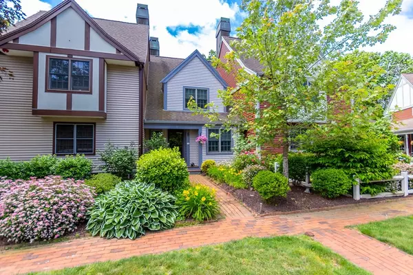 11 Village Green Cir #11, Mashpee, MA 02649