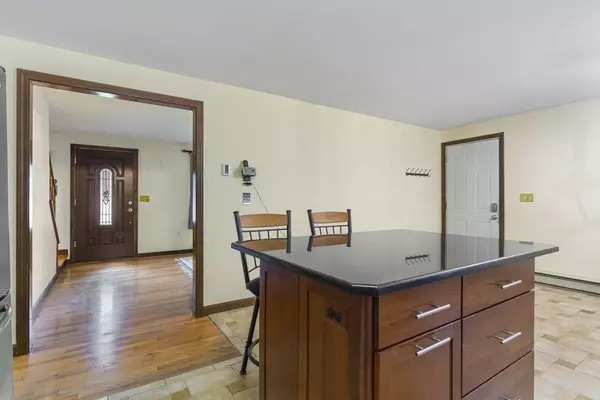 Agawam, MA 01030,76 Oak Ln